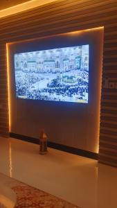 TV a/nebo společenská místnost v ubytování جناح روف كبير ملكي فاخر بسطح وخيمة والعاب اطفال Vip