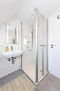 ein Badezimmer mit Dusche und Waschbecken in der Unterkunft Ferienwohnungen und Ferienhaus Polmann in Nordwerdum in Werdum