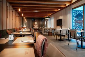 a dining room with tables and chairs and tablesktop at Acta The Clover in Porto