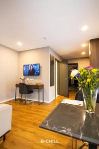 a living room with a vase of flowers on a table at B-Chill Düsseldorf in Düsseldorf +37 photos