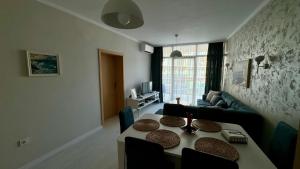 サニービーチにあるTurtle Apartment Sunny Beachのテーブルとソファのあるリビングルーム