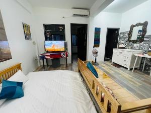 una camera con letto e scrivania con TV di Bumbo Apartment a Hanoi Altre 12 foto