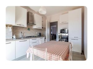 Η κουζίνα ή μικρή κουζίνα στο Biroldi Apartment