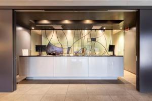 Pokój z ladą z wazonem w obiekcie B&B Hotel Arezzo w Arezzo