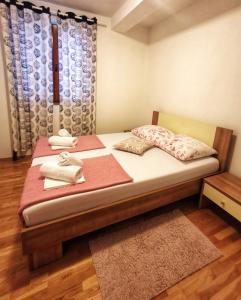 łóżko z dwoma ręcznikami w pokoju w obiekcie Apartament Jukić w mieście Sveti Filip i Jakov