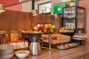 un mostrador con cestas de alimentos y otros alimentos en B&B Hotel Treviso, en Treviso