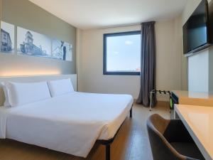 Postel nebo postele na pokoji v ubytování B&B Hotel Ferrara