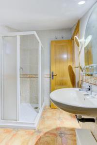 a bathroom with a tub and a sink and a shower at Hotel Pizarro in Humanes de Madrid