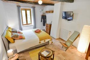 Televisyen dan/atau pusat hiburan di Mas de Boissière - Chambres d'hôtes avec piscine et jacuzzi +10 gambar
