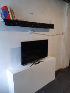 ジョージタウンにある14 Ceylon Laneの白い棚の上に座る薄型テレビ