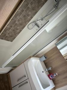 Vannituba majutusasutuses 53A kingfisher court tattershall lakes luxury hot tub holidays