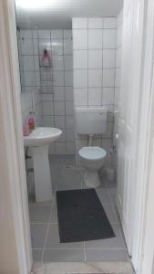 een badkamer met toilet en wastafel bij MCKızılsaray Apart in Antalya