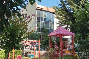 een speeltuin voor een gebouw bij MCKızılsaray Apart in Antalya