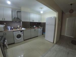 een keuken met een koelkast en een wasmachine bij MCKızılsaray Apart in Antalya +8 foto's