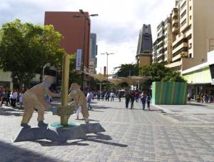 une statue de deux personnes jouant avec une bouche d'incendie dans l'établissement Apartamento cerca del Boulevard de Sabana Grande y zona comercial, à Caracas 3 autres photos