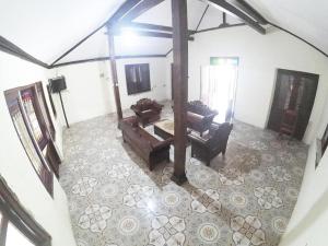 vista sul soffitto di un soggiorno con tavolo e sedie di Joglo Sempu Homestay Jogja a Yogyakarta