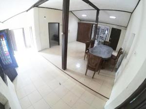 vista aerea di una camera con tavolo e sedie di Joglo Sempu Homestay Jogja a Yogyakarta