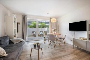 ein Wohnzimmer mit Sofa und Tisch in der Unterkunft He, wat mooi in Lübeck