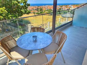 une table et des chaises sur un balcon avec vue dans l'établissement Agnanti-apartments, à Nikiti