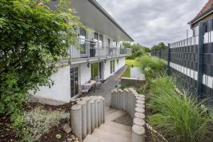 einem externen Blick auf ein Haus mit Garten in der Unterkunft He, wat mooi in Lübeck