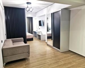 un salon avec un canapé et un miroir dans l'établissement Agnanti-apartments, à Nikiti