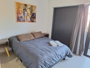 a bedroom with a bed with two towels on it at EXCEPCIONAL DEPARTAMENTO EN MAIPÚ- Ruta del vino 4 personas!! in Maipú