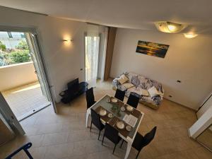 a living room with a table and a couch at Bell'alloggio a due passi dalle spiagge di Riva Ligure in Riva Ligure