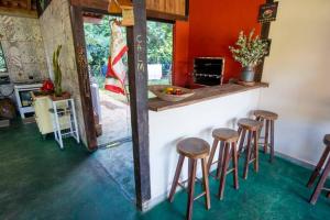 a group of stools at a counter in a kitchen at Casa de campo com piscina próxima ao aeroporto de Dourados in Dourados +11 photos
