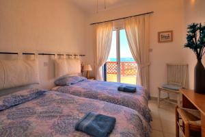 Cette chambre dispose de deux lits et d'un balcon. dans l'établissement Apollo Beach Villa 63, à Paphos