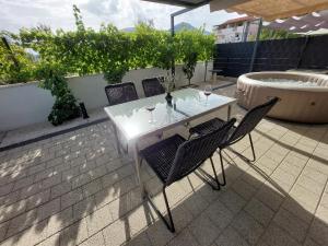 un tavolo e sedie su un patio con fontana di Apartman Dubrovnik a Trogir Altre 14 foto