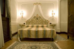a bedroom with a bed with a canopy at Appartamento Ca' Cavalli in Venice