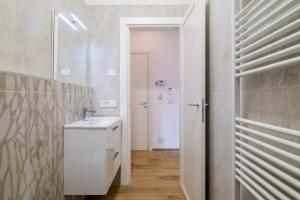 Ένα μπάνιο στο Homeby, Due Agosto Suites +23 φωτογραφίες