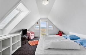 Three-Bedroom Holiday Home Bagenkop With Sea View 04客房内的一张或多张床位