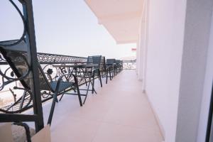 a row of black chairs on a balcony at Apartments Leandra in Ulcinj