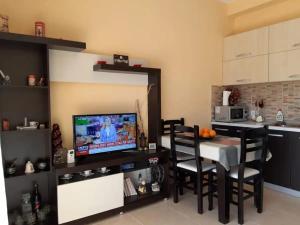 Kuchyň nebo kuchyňský kout v ubytování Pine-hugged beach apartment