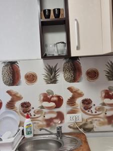 eine Küchentheke mit Spülbecken und ein paar Donuts. in der Unterkunft ADC&Studio in Constanţa
