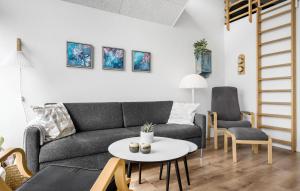 Ruang duduk di Lovely Home In Esbjerg V With Wifi