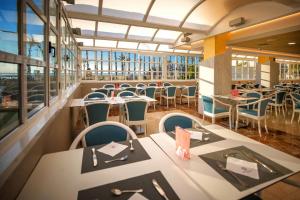 Restaurace v ubytování Hotel Servigroup Papa Luna 4 Sup