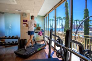 Fitness centrum a/nebo fitness zařízení v ubytování Hotel Servigroup Papa Luna 4 Sup