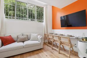 Lavie Maison Hot Tub Seaside Flat في نيس: غرفة معيشة مع أريكة وطاولة