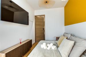 Lavie Maison Hot Tub Seaside Flat في نيس: غرفة معيشة مع تلفزيون وأريكة