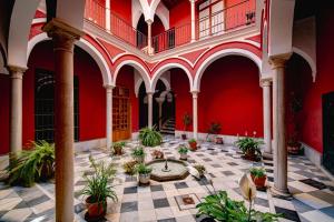 dziedziniec w budynku z fontanną i roślinami w obiekcie Casa Palacio Doña Guiomar w Sewilli