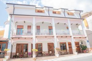 a large white building with a balcony at Hotel Le Tre Caravelle in Palinuro
