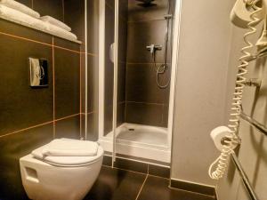 Bilik mandi di Family hotel Maxim