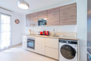 Kuchyň nebo kuchyňský kout v ubytování Charmant T3 familial pour 8, 5min Disney, 2Parkings + 15 fotografií