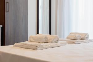 a group of towels sitting on top of a bed at Hotel BluMarine in Roseto degli Abruzzi