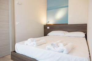 a bedroom with two towels on a bed at Hotel BluMarine in Roseto degli Abruzzi