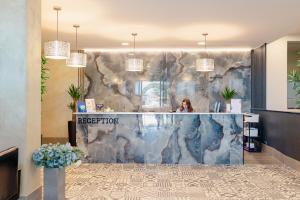 ロゼート・デッリ・アブルッツィにあるHotel BluMarineのロビーのフロントデスクに座る女性 +37枚の写真