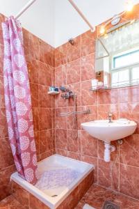 A bathroom at Traditional Dalmatian apt 3 min walk to beach