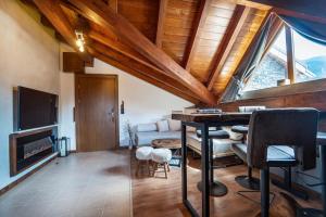 Un televizor și/sau centru de divertisment la The Chalet 2 Bedrooms Paradise